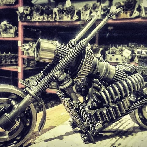 Сохраненное арт-изделие из металлолома, художественный лом олицетворяет - мотоцикл