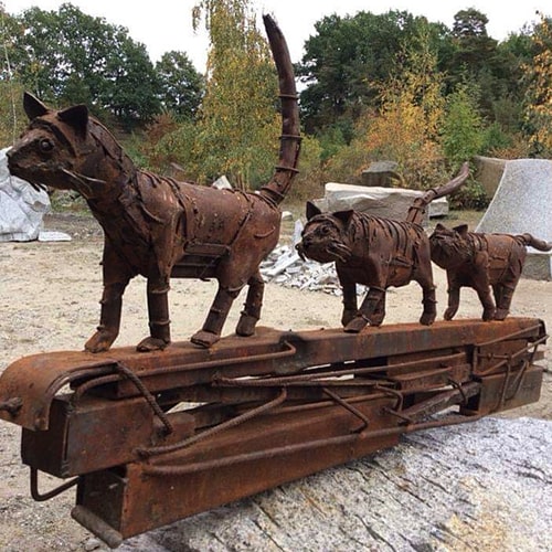Сохраненное арт-изделие из металлолома, художественный лом олицетворяет - коты