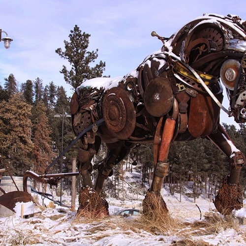 Сохраненное арт-изделие из металлолома, художественный лом олицетворяет - лошадь