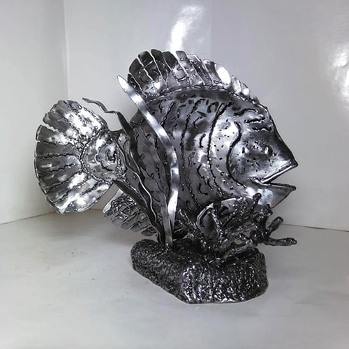 Сохраненное арт-изделие из металлолома, художественный лом олицетворяет - рыбка